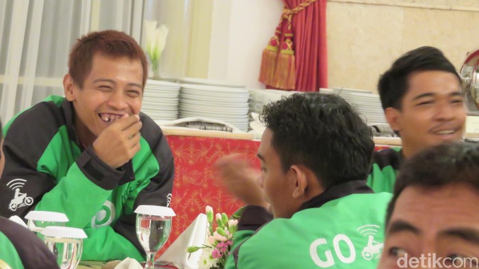 Jokowi Makan Bareng Pengemudi Go-Jek, Metro Mini Hingga Sopir Taksi