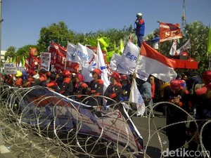 Buruh Demo, Jalan di Depan Gedung Grahadi Ditutup