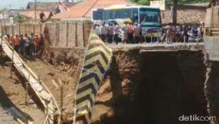 Soekarwo Minta Dinas PU Selidiki Ambrolnya Jembatan Randu Merak