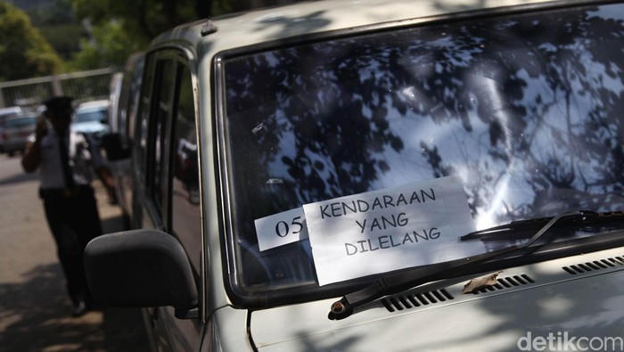 Petugas melihat kendaraan bermotor yang dilelang milik Komisi Pemberantasan Korupsi (KPK), Jakarta, Selasa (01/09/2015). Sebanyak 29 kendaraan bermotor milik KPK dilelang. Harga mulai dari Rp. 14 juta hingga Rp. 63 juta. Grandyos Zafna/detikcom