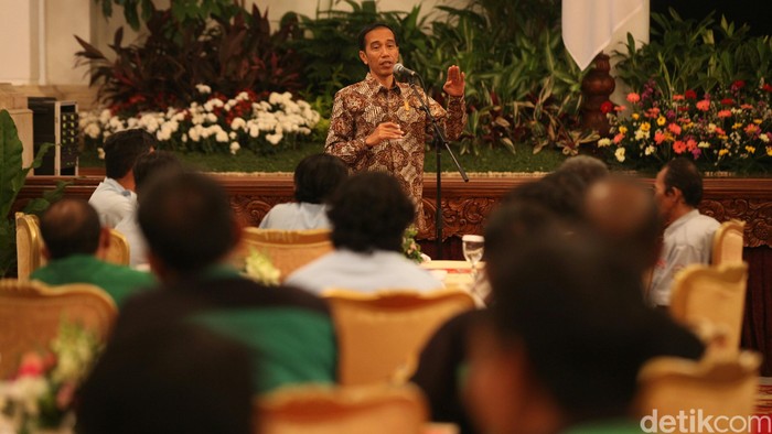 Makan Siang Jokowi dengan Driver Go-Jek dan Terbitnya Larangan Beroperasi