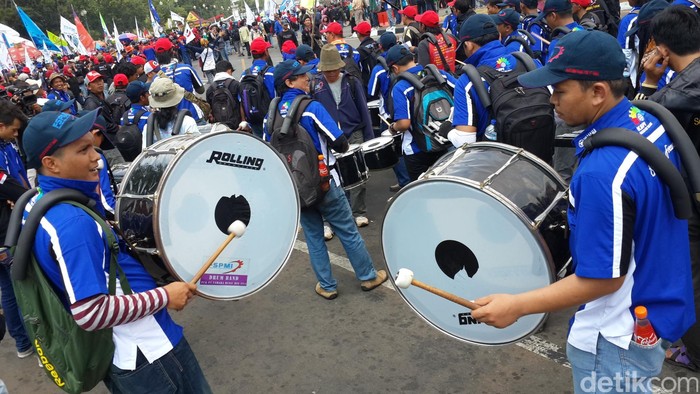 Demo Kreatif Buruh Beraksi Dengan Marching Band