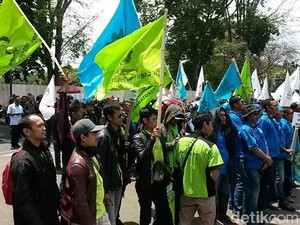 Tolak Tenaga Kerja Asing Masuk, Buruh Geruduk Gedung Sate