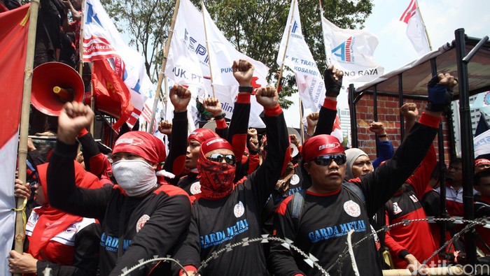 Ribuan buruh yang menamakan diri Gerakan Buruh Indonesia melakukan aksi damai dengan longmarch dari Patung Kuda menuju Istana Negara, Selasa (1/9/2015). Para buruh ini menuntut pemerintah dengan 10 tuntutan buruh mulai dari turunkan harga minyak dan sembako, Pemutusan Hubungan Kerja akibat pelemahan ekonomi dan rupiah, tolak pekerja asing, perbaiki layananan kesehatan, naikan upah minimum, hapuskan outsourching, revisi jaminan pensiun, pidanakan pengusaha yang melanggar keselamatan dan kesehatan kerja serta mengesahkan RUU pembantu Rumah Tangga. (Foto: Rachman Haryanto/detikcom)