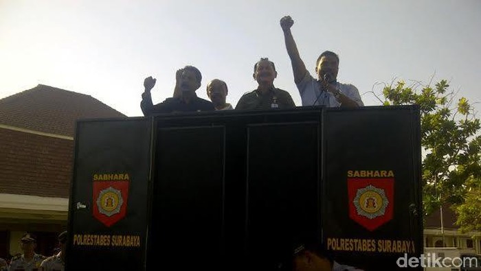 Buruh Membubarkan Diri Usai Ditemui Kadisnaker Jatim