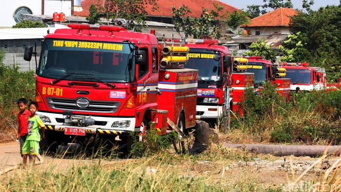 Sedan Terbakar di Komplek Billymoon Pondok Kelapa