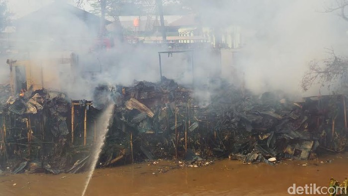 Puluhan Bedeng di Manggarai Luluh Lantak Dilalap Api, Begini Penampakannya