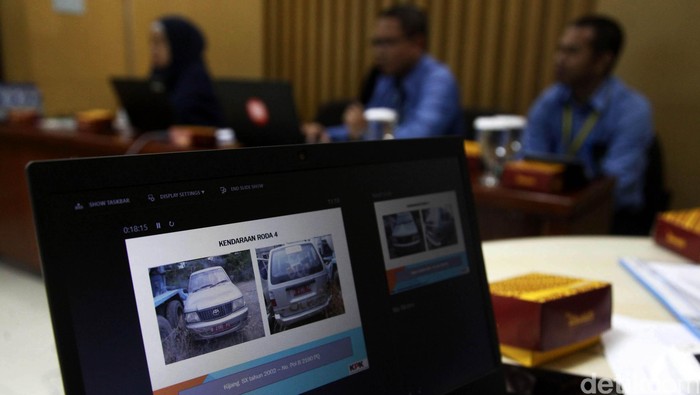 Petugas dari Komisi Pemberantasan Korupsi (KPK), melakukan lelang barang inventaris di KPK, Jakarta, Rabu (02/09/2015). Lelang ini dilakukan secara online oleh KPK. Dari hasil lelang ini terkumpul uang sebesar Rp. 1,43 Miliar. Grandyos Zafna/detikcom.