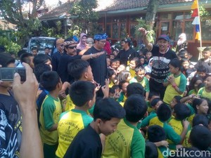 Pekik Histeris Siswa SD Saat Dikejutkan Ridwan Kamil