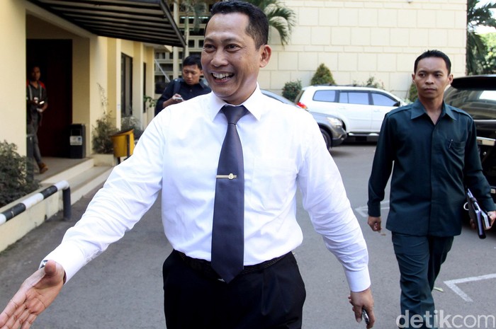 Kabareskrim Komjen Budi Waseso (Buwas), bicara soal pencopotan kepada sejumlah awak media, di Gedung Bareskrim Mabes Polri, jalan Trunojoyo, Kebayoran Baru, Jakarta Selatan, Rabu (02/09/2015). Kabarnya Buwas dicopot terkait kegaduhan dan mengganggu stabilitas ekonomi. Salah satu yang dikait-kaitkan dengan pencopotan Buwas yakni kasus Pelindo. Namun Buwas menegaskan, penegakan hukum yang dilakukannya tidak pernah berimbas pada pelambatan ekonomi. Buwas menyidik sesuai bukti hukum. Rengga Sancaya/detikcom.