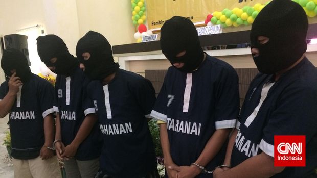 Lima tersangka kasus begal, di Mapolda Lampung, Bandar Lampung, beberapa waktu lalu.