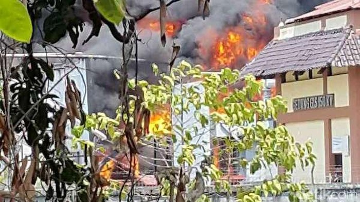 Cerita Warga Dengar Ledakan di Kebakaran Gardu Listrik Kembangan