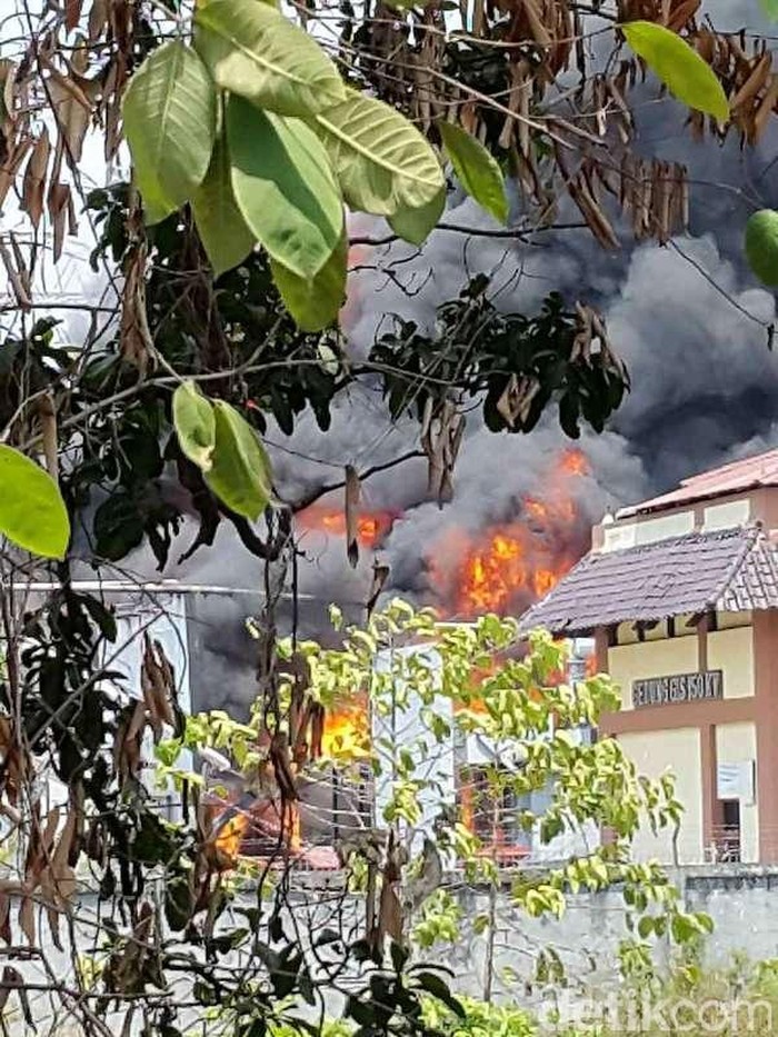 Api di Gardu Listrik Kembangan Padam, Listrik Kembali Menyala