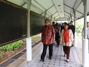 Sorak Ribuan Mahasiswa dan Tawa Bu Ani Menyaksikan Foto SBY Muda