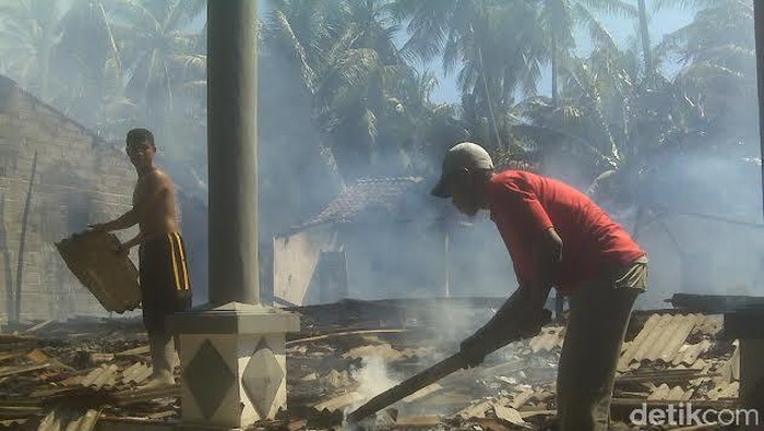 Korsleting, Tiga Rumah Hangus Terbakar