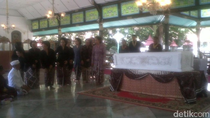 Sultan HB X dan Abdi Dalem Beri Penghormatan Terakhir untuk KRAy Nindyokirono