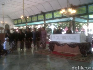 Sultan HB X dan Abdi Dalem Beri Penghormatan Terakhir untuk KRAy Nindyokirono