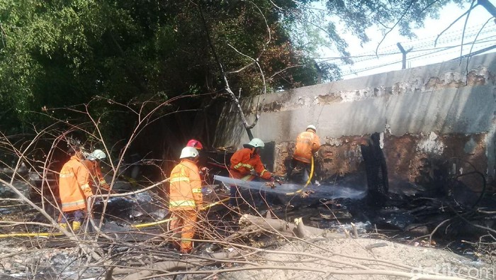 Tumpukan Fiber Terbakar di Pool Mayasari Ciracas Jaktim