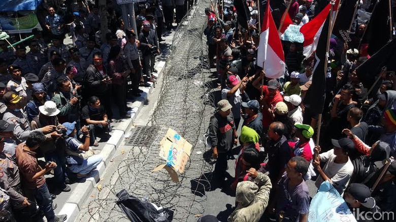 Unjuk Rasa Warga Surabaya Menggugat di KPU Sempat Ricuh dengan Polisi Unjuk Rasa Warga Surabaya Menggugat di KPU Sempat Ricuh dengan Polisi