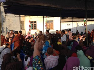 Jokowi Ahok Lanjutkan Blusukan ke Lapangan Kobra Koja, Warga Berebut Salaman