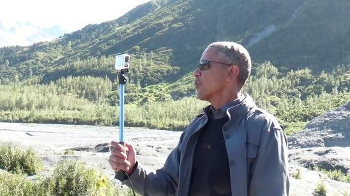 Pakai Tongsis, Obama Selfie Report dari Alaska