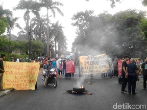Bawa Pentungan, Ratusan Prajurit TNI Mulai Kosongkan Kompleks Kodam