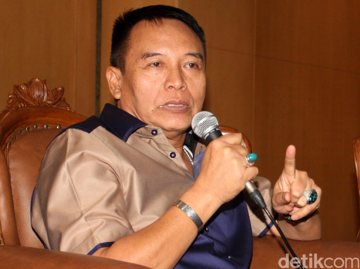 Mayor Jenderal TNI Purn. Tubagus Hasanuddin, S.E., M.M. lahir di Majalengka, Jawa Barat, 8 September 1952 umur 62 tahun adalah seorang mantan perwira tinggi TNI-AD yang sejak 1 Oktober 2014 mengemban amanat sebagai Anggota DPR RI. Lamhot Aritonang/detikcom.