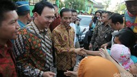 Jokowi bersama Ahok blusukan di Cilincing dan Koja, Jakarta Utara, Kamis (3/9/2015). Saat itu, keduanya masuk ke gang-gang sempit serta membagikan buku dan sembako. (Foto: Agung Pambudhy)
