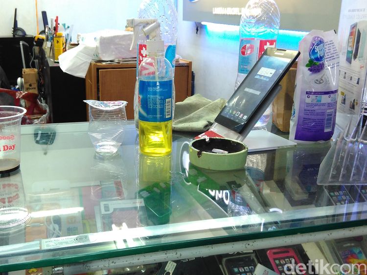 Duh Kumuhnya! Pedagang dan Pengunjung Begitu Bebas Merokok di ITC