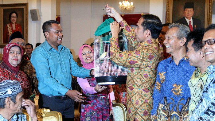 Makan Bareng Pedagang Pasar, Jokowi Dikasih Burung dan Baju Renang