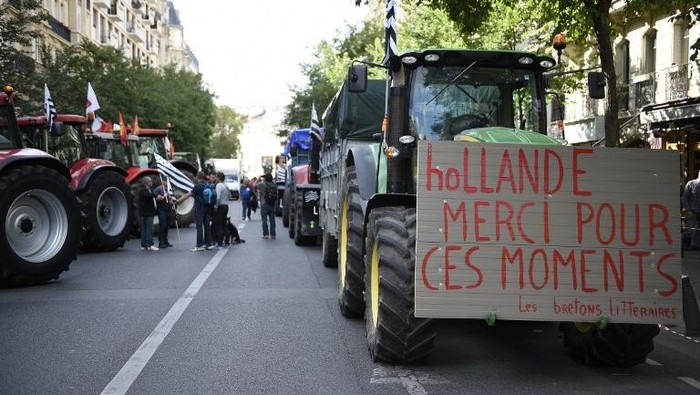 Paris Diserbu 1.000 Traktor Petani