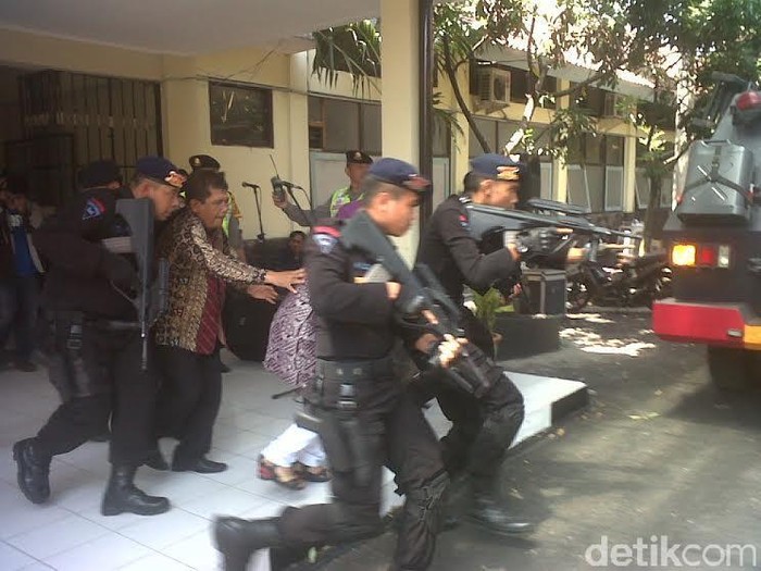 Polisi Selamatkan Sandera dan Jinakkan Bom Saat Simulasi Pengamanan Pilkada