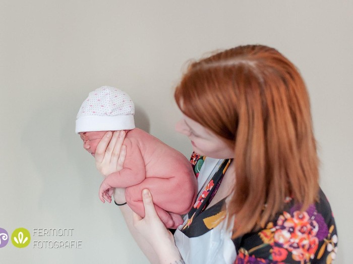 Melalui Foto, Bidan Ini Abadikan Pose Menawan Bayi-bayi yang Baru Lahir