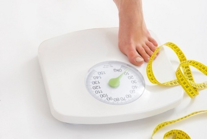Jika Anda memiliki berat badan berlebih, mengurangi berat badan 2 kg sampai 5 kg akan mencegah Anda dari penyakit tekanan darah tinggi. Studi lainnya yang dipublikasikan pada 2016 menunjukkan bahwa diet penurunan berat badan mampu menurunkan tekanan darah rata-rata 3,2 - 4,5 mmHg. Foto: Thinkstock Jika Anda memiliki berat badan berlebih, mengurangi berat badan 2 kg sampai 5 kg akan mencegah Anda dari penyakit tekanan darah tinggi. Studi lainnya yang dipublikasikan pada 2016 menunjukkan bahwa diet penurunan berat badan mampu menurunkan tekanan darah rata-rata 3,2 - 4,5 mmHg. Foto: Thinkstock