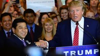 Novanto memakai arloji diduga Richard Mille 011 Rose Gold saat bertemu Donald Trump pada 5 September 2015 lalu. Foto salaman Novanto dan Trump, yang menyingkap jam tangan Richard Mille di balik lengan jasnya, menjadi pembicaraan hangat di jagat media sosial Indonesia. (Foto: Raymond Hall)