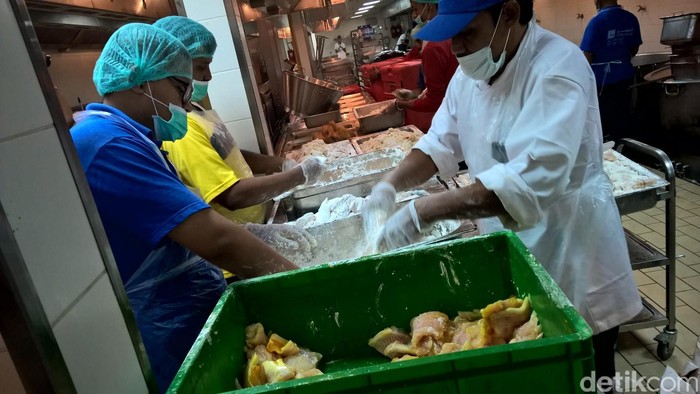 Melihat Perusahaan Katering Makkah Meramu Menu di Pagi Hari