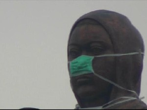 Diserang Asap, Patung Selamat Datang di Pekanbaru Kenakan  Masker