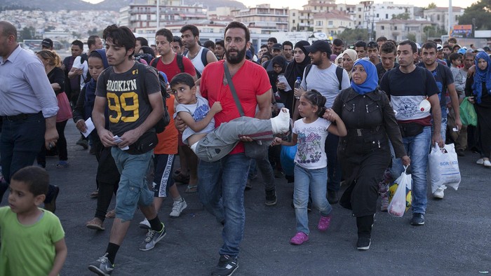 Refugees and migrants prepare to board a passenger ship heading to the port of Piraeus, at the port of Mytilene on the Greek island of Lesbos, September 4, 2015. European Union officials are preparing to push EU governments to take in many more asylum-seekers from pressured frontier states, including Hungary, and seeking to overcome resistance to a quota system in eastern Europe. REUTERS/Dimitris Michalakis