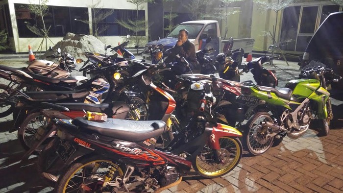 Terlalu! Belasan Anak Muda di Tangerang ini Balapan Liar dan Mabuk-mabukan