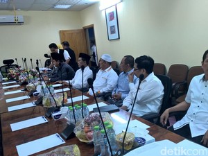 Pergi ke Tanah Suci, Anggota DPR Sempat Harap Istrinya Bisa Dapat Visa Haji