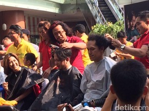 Para Perempuan yang Rela Botak Demi Penderita Kanker
