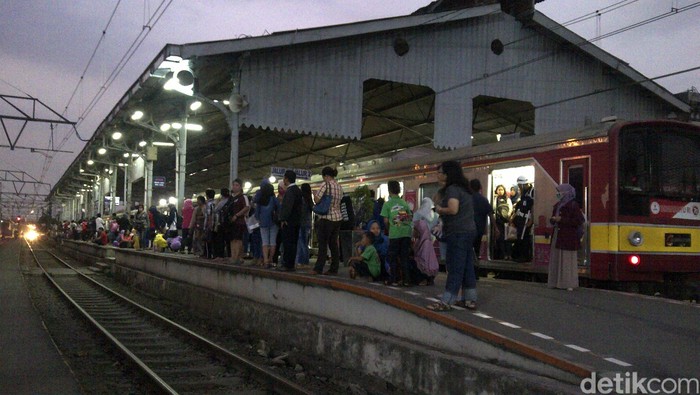 Ada Gangguan di Cilebut, Penumpang Stasiun Bogor Membludak