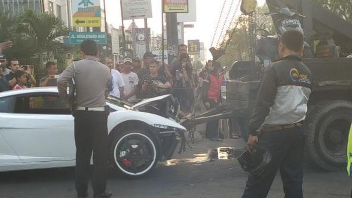 Ini Identitas Pengemudi Lamborghini Penabrak Pemotor