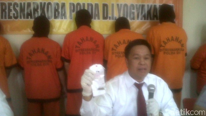 Polisi Tangkap 3 Remaja dan Mahasiswi Teler karena Herbal Mirip Ganja
