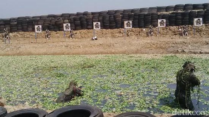 Desing Peluru dan Letusan TNT Sambut Menhan di Markas Yon Taifib 2 di Marunda