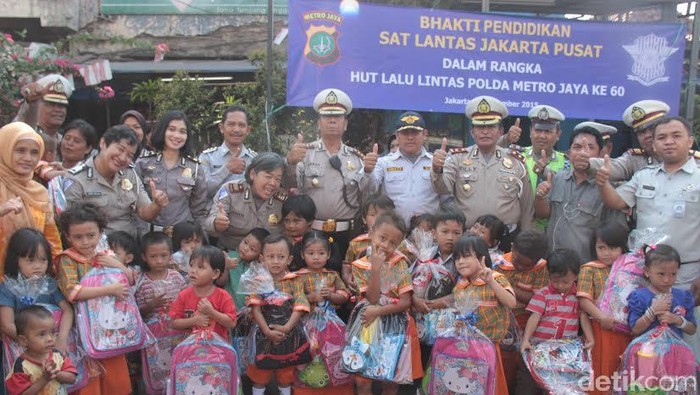 Bagikan Tas Hello Kitty di Terminal Senen, Polisi Ajarkan Anak TK Rambu Lalin