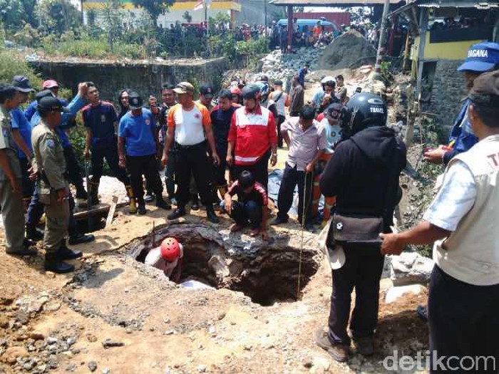 Pekerja di Bogor Tertimbun Lubang sedalam 5 Meter saat Bangun Jembatan