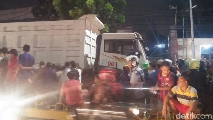 Kecelakaan Truk vs Pemotor, Jalan Buncit Raya Tersendat