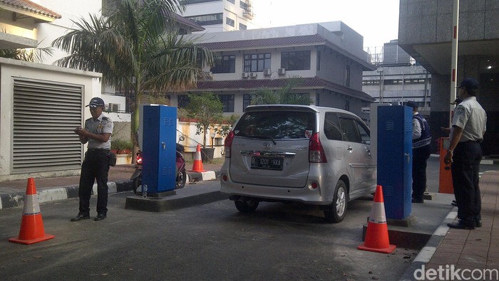 Ramai Petugas Dishubtrans DKI di Pintu Gedung DPRD Pagi Ini, Ada Apa?