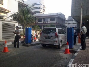 Ramai Petugas Dishubtrans DKI di Pintu Gedung DPRD Pagi Ini, Ada Apa?